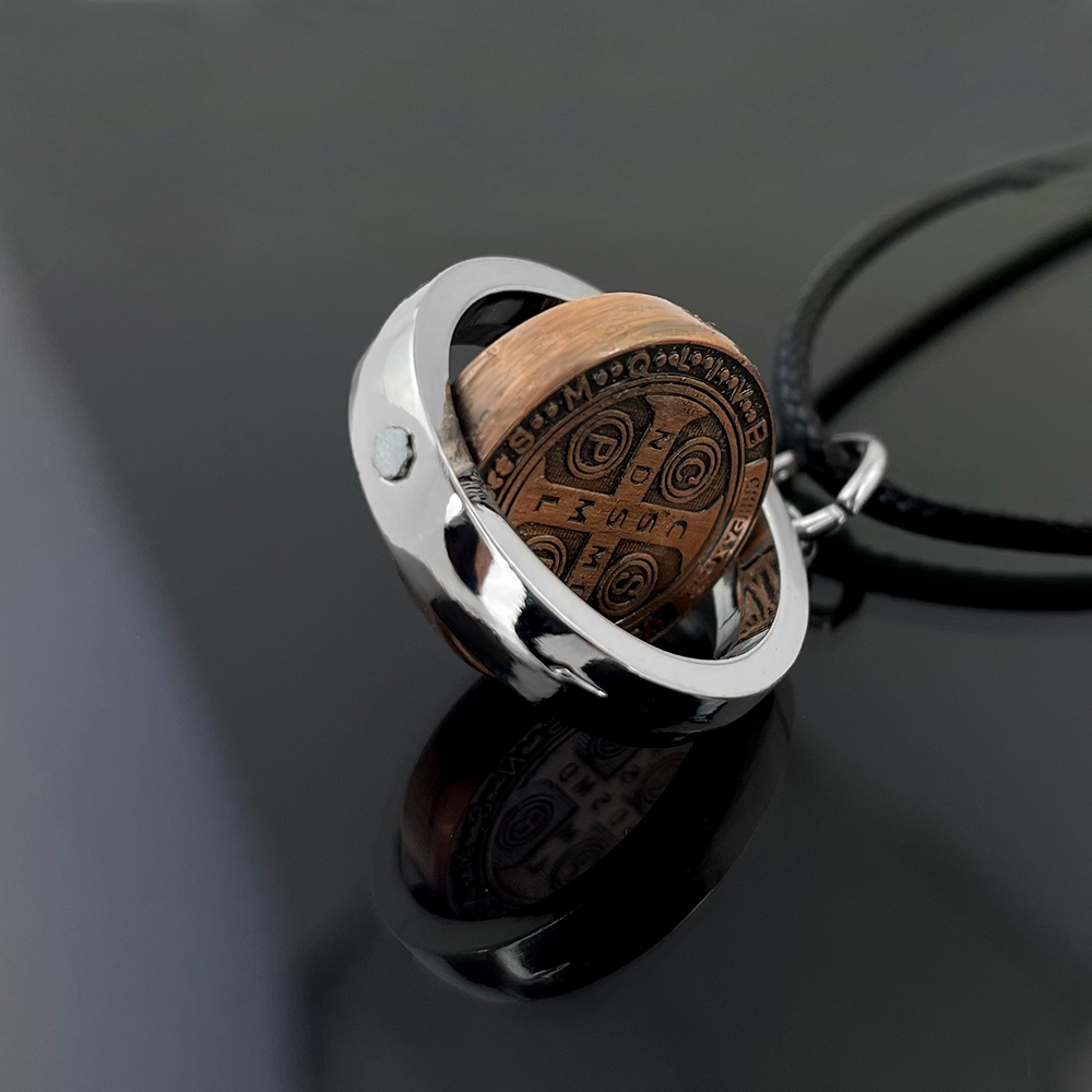 Nouveau collier médaille Saint - The Jewelry & Watches avis et prix